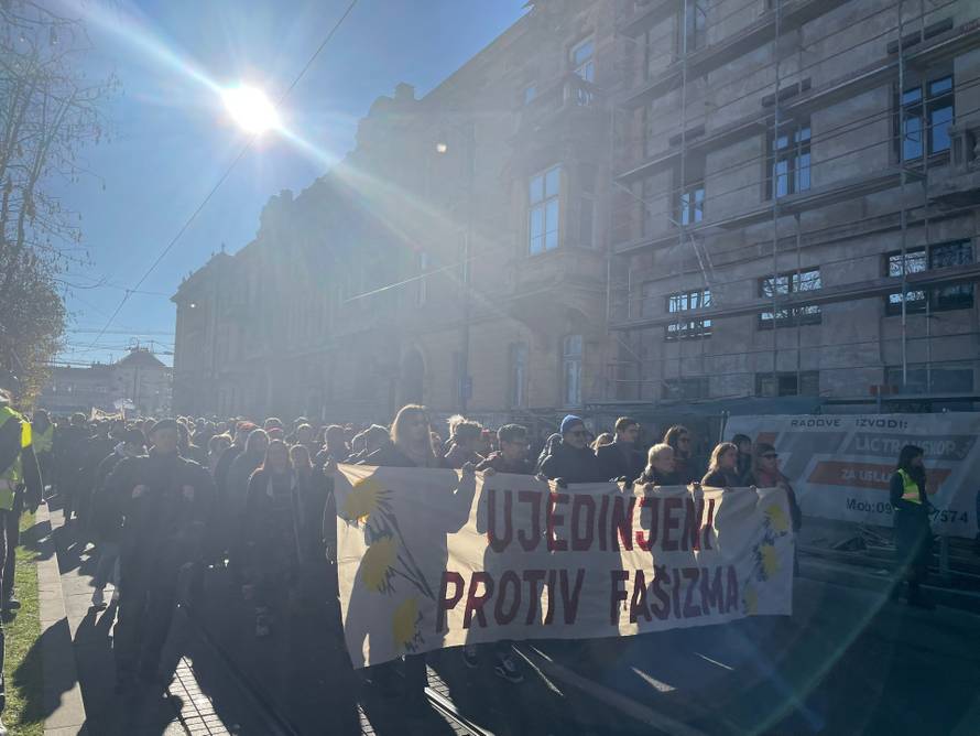 FOTO Marš protiv fašizma: U Rijeci policija spriječila sukob, u Zadru povorku napali bojom