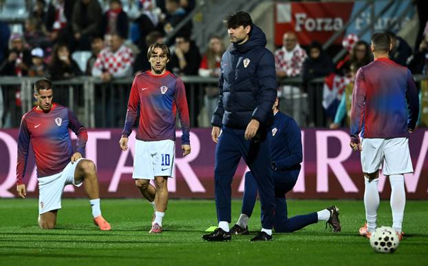 Rijeka: Zagrijavanje nogometaša uoči početka utakmice između Hrvatske i Farskih otoka u kvalifikacijama za FIFA Svjetsko prvenstvo