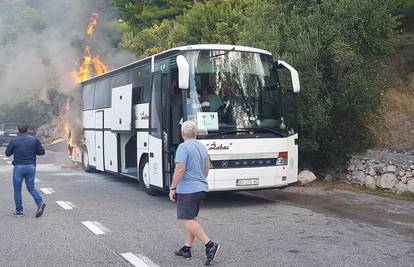 Na Makarskoj rivijeri je izgorio bus, putnici izašli na vrijeme