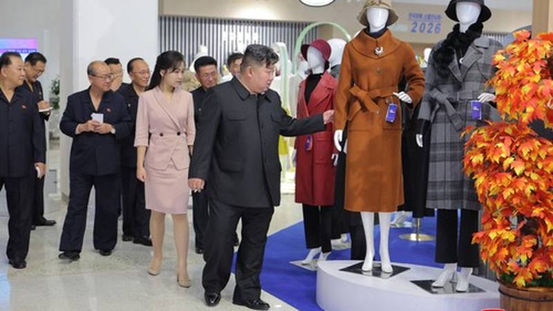 Kruže glasine da je preminuo Kim Jong-un! Pjongjang objavio fotke gdje razgledava odjeću...