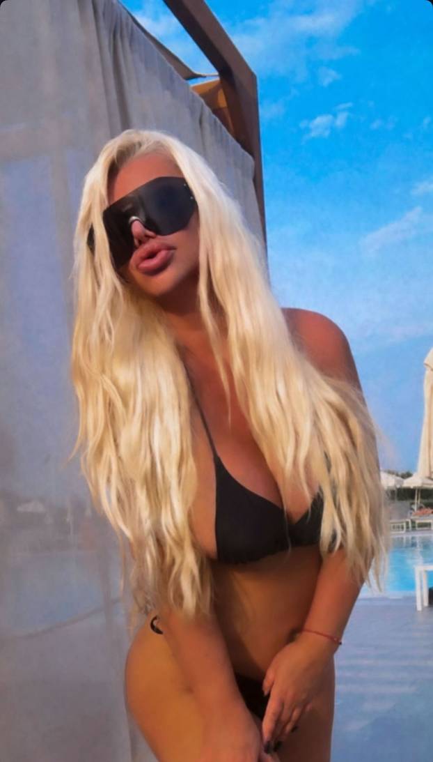 Vrući kadrovi srpske pjevačice: Ljetuje u Grčkoj, u Areni Zagreb dobila spermu od lososa za dar