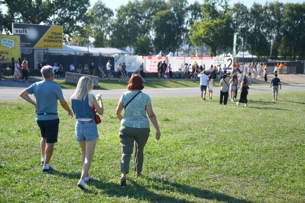 Zagreb: Na Hipodromu se okupljaju fanovi Eda Sheerana gdje će večeras održati koncert