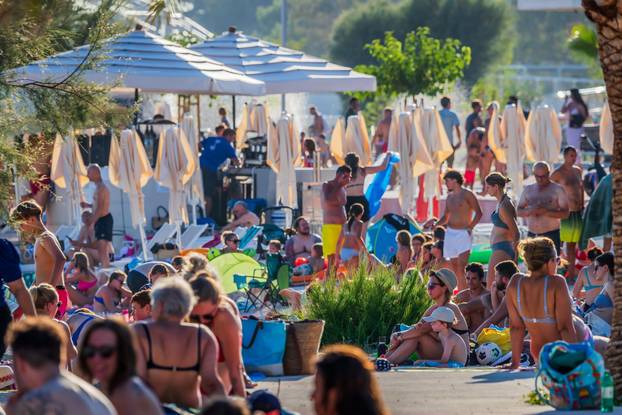 Split: Ljetni ugođaj na novouređenoj plaži Žnjan