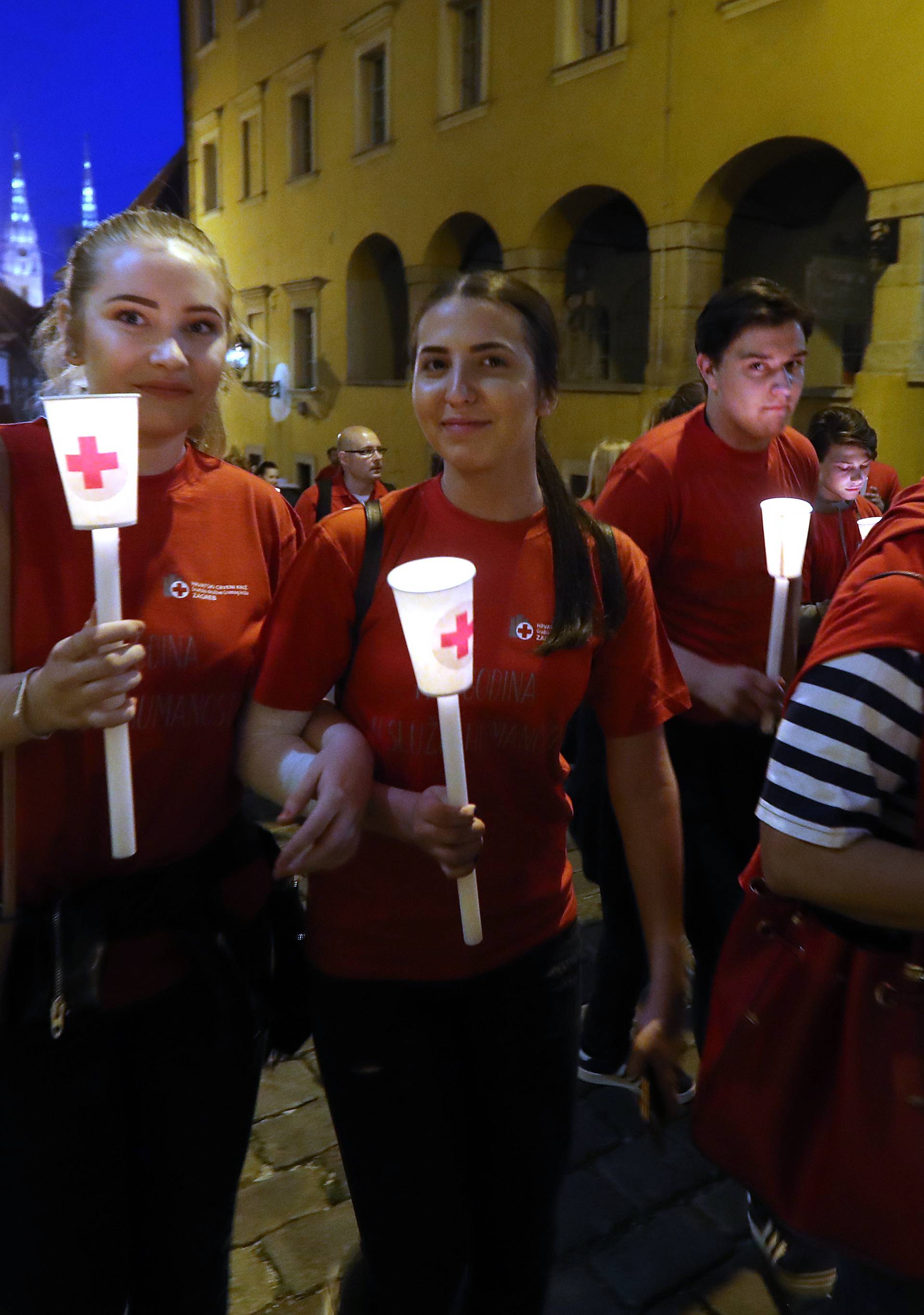 Mimohod s bakljama: Obilježili su 140 godina Crvenog križa