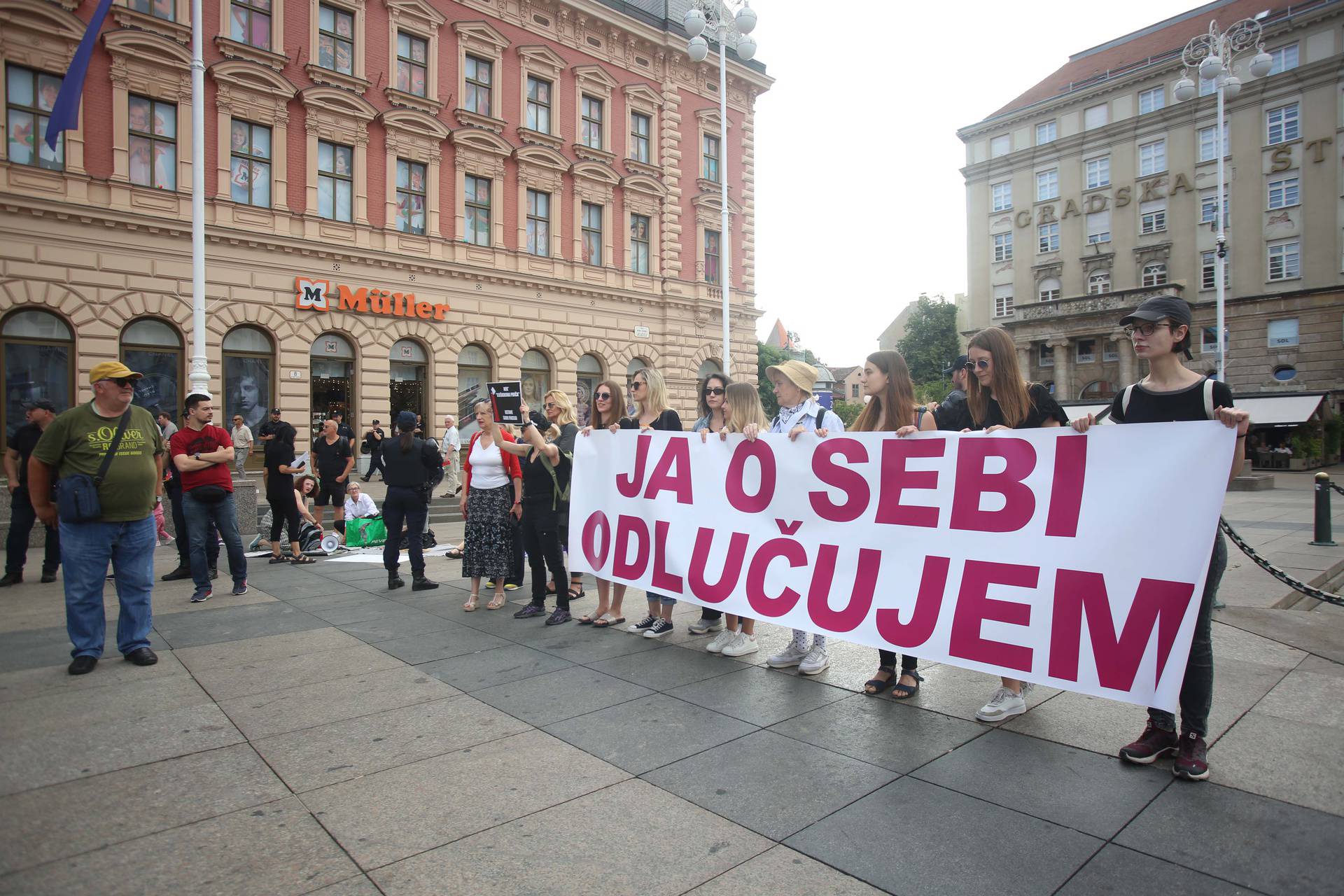 Zagreb: Piknik slobode održan je tijekom molitve muiškaraca