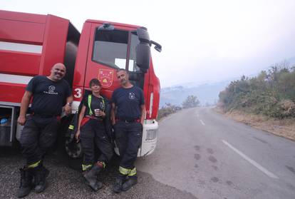 FOTO Umorni heroji: Vatrogasci dočekali jutro na požarištu, leže po travi, spavaju na klupama