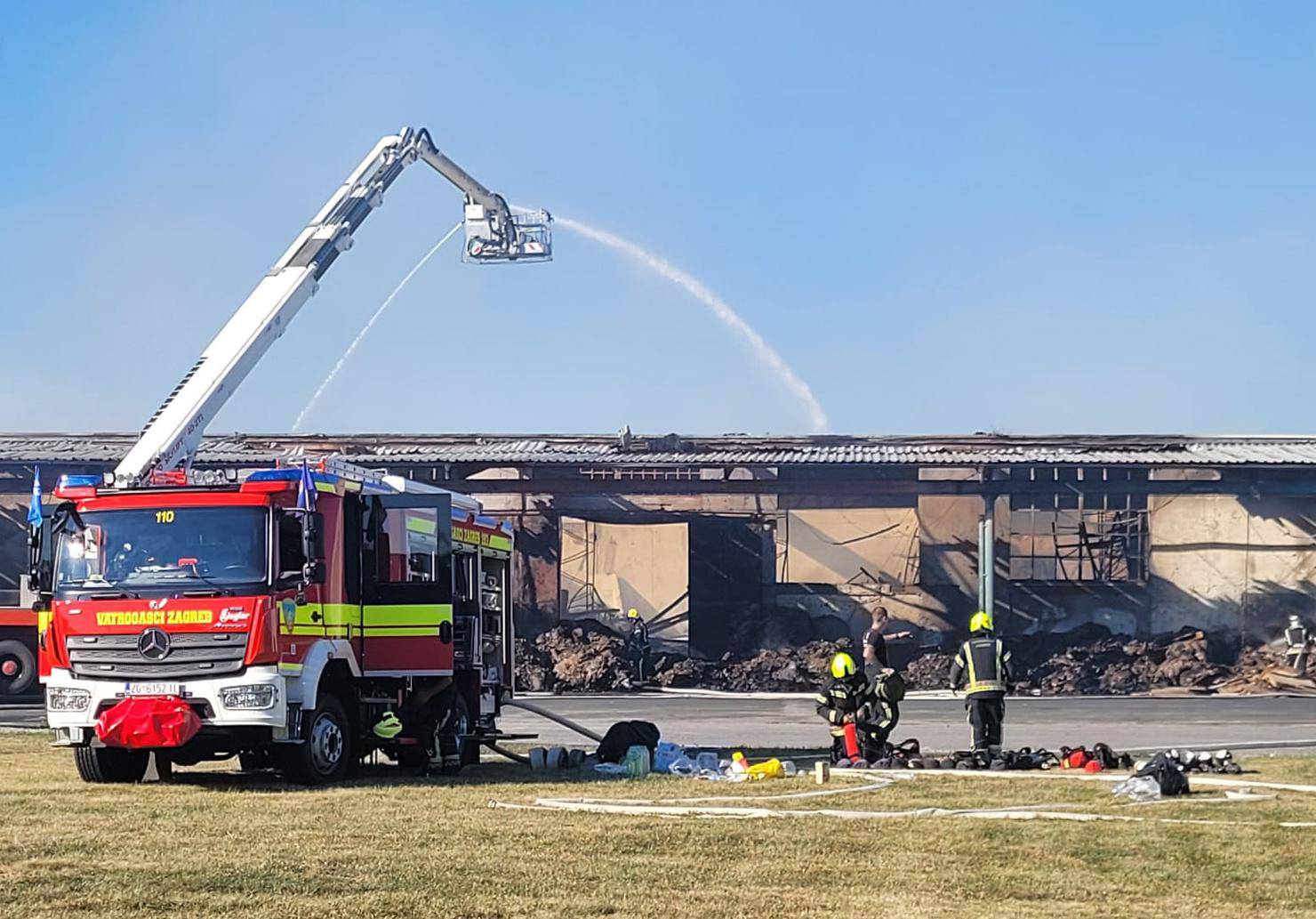 Teška noć za vatrogasce: 'Još uvijek natapaju teren, građani im nose kave i pića, umorni su'