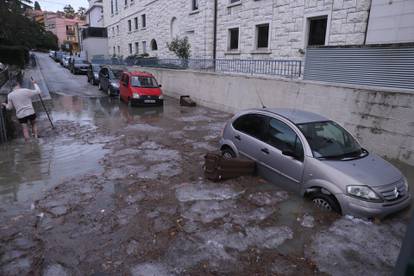 GALERIJA  Tuča, pljusak i pravi potop u Splitu. Paralizirane su ceste, s kišobranima unutar Fine