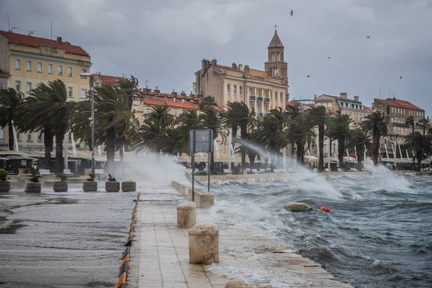 Split: Orkansko jugo potopilo rivu te stvaralo probleme u pomorskom prijevozu