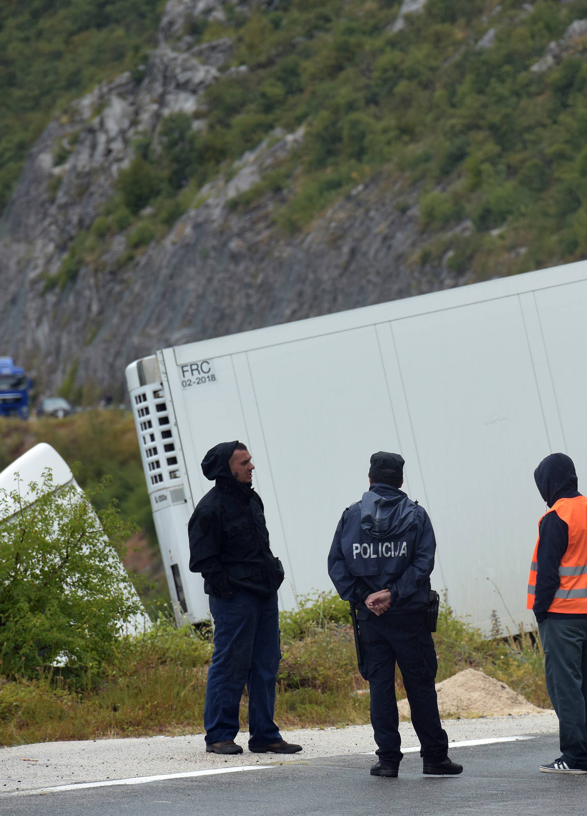 Ostao je visjeti nad ponorom: Kamion sletio sa skliske ceste