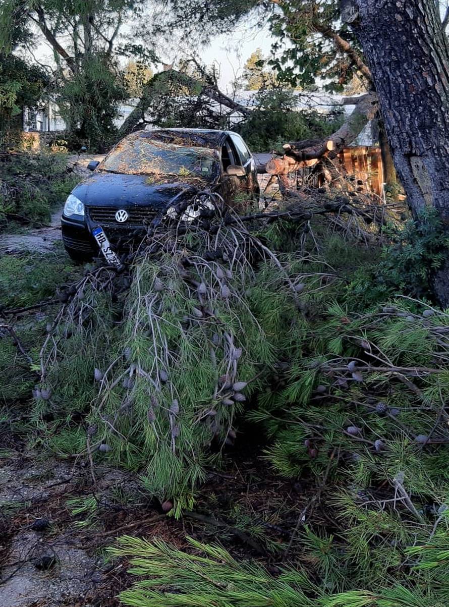 Grana razbila staklo na autu u vožnji, mladići uplašeno bježali