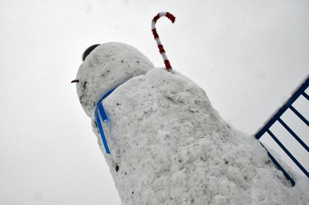 FOTO Slavonski Brod dobio ogromnog snjegovića: Visok je gotovo tri i pol metra