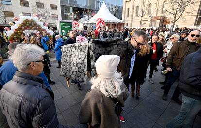 FOTO: Snalažljiva ekipa stala na kraj gužvi, sa sobom u centar Zagreba donijeli drveni stol...