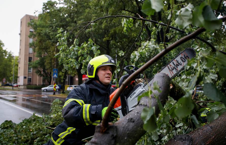 Zagreb: Vatrogasci uklanjaju stablo koje je palo u Ulici Svetog Mateja