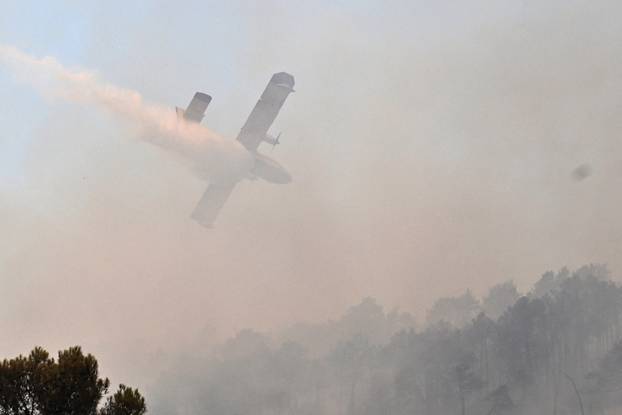FOTO Kanaderi cijeli dan u akciji: Pogledajte kako gase požare diljem Dalmacije