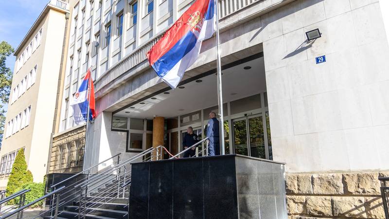 Dječaka koji je počinio masakr u Beogradu odveli su s psihijatrije na sud. Svjedoči protiv roditelja