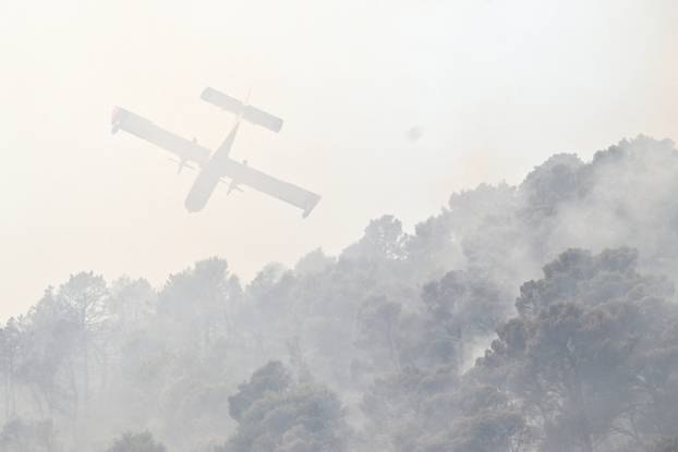 FOTO Kanaderi cijeli dan u akciji: Pogledajte kako gase požare diljem Dalmacije