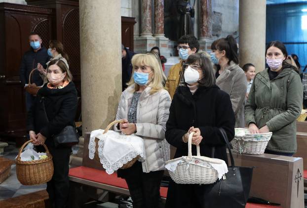 Šibenik: Blagoslov uskrnih jela u katedrali sv. Jakova