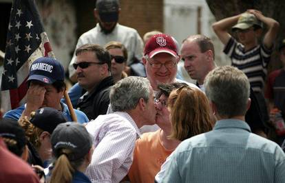 George Bush poljubio žrtvu tornada u usta