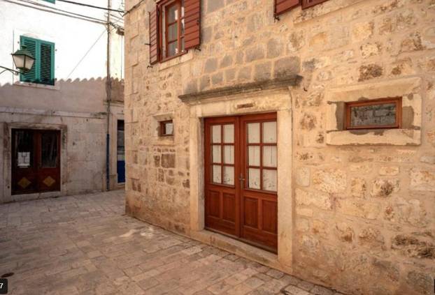 FOTO Rijetka prilika! Kamena kuća u srcu Starog Grada Hvara interijerom oduzima dah