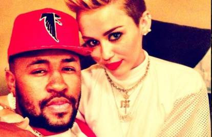 Miley već ima novu ljubav ili je Mike samo tješi zbog prekida?