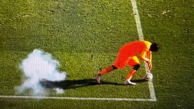 VIDEO Užas u francuskoj ligi: Petarda je eksplodirala pred golmanom, morali ga iznijeti