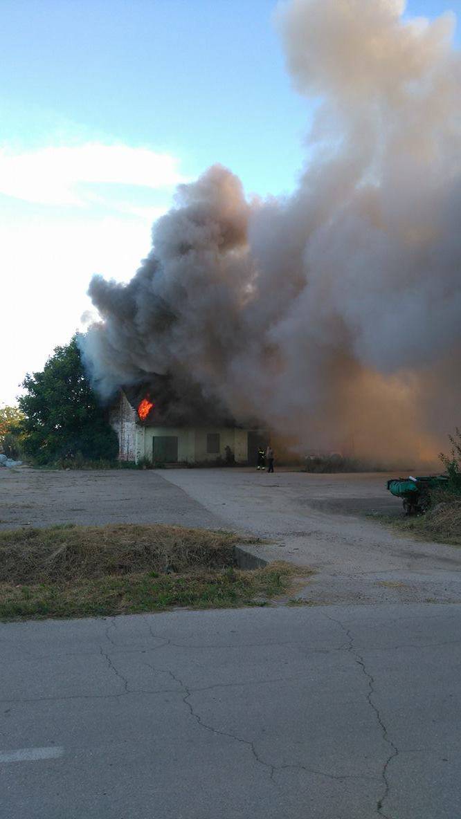 Gori napušteno skladište na željezničkom kolodvoru u Cerni