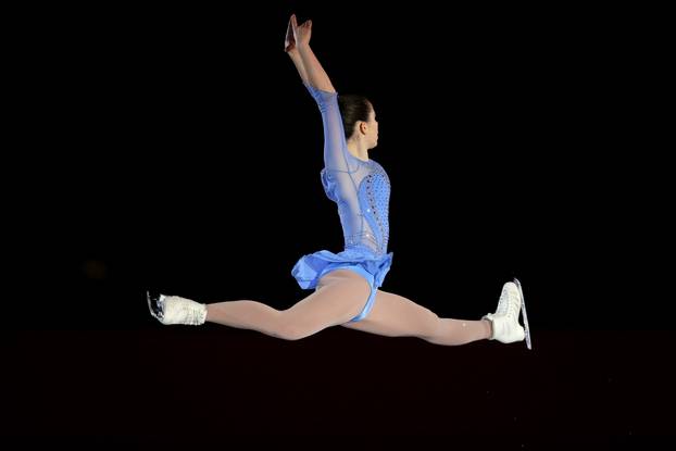 Zagreb: Predsjednica Grabar-Kitarović sa surugom Jakovom bodrila kćer na reviji pobjednika