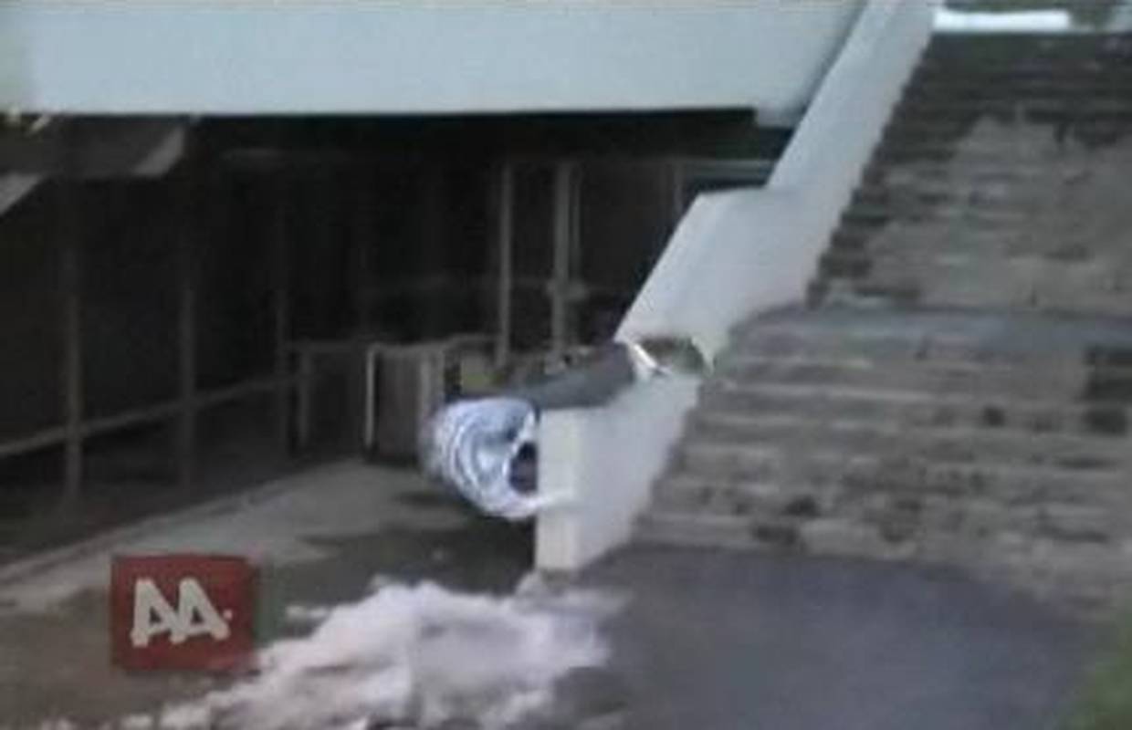 Snowboarder glavom pao na betonski rukohvat