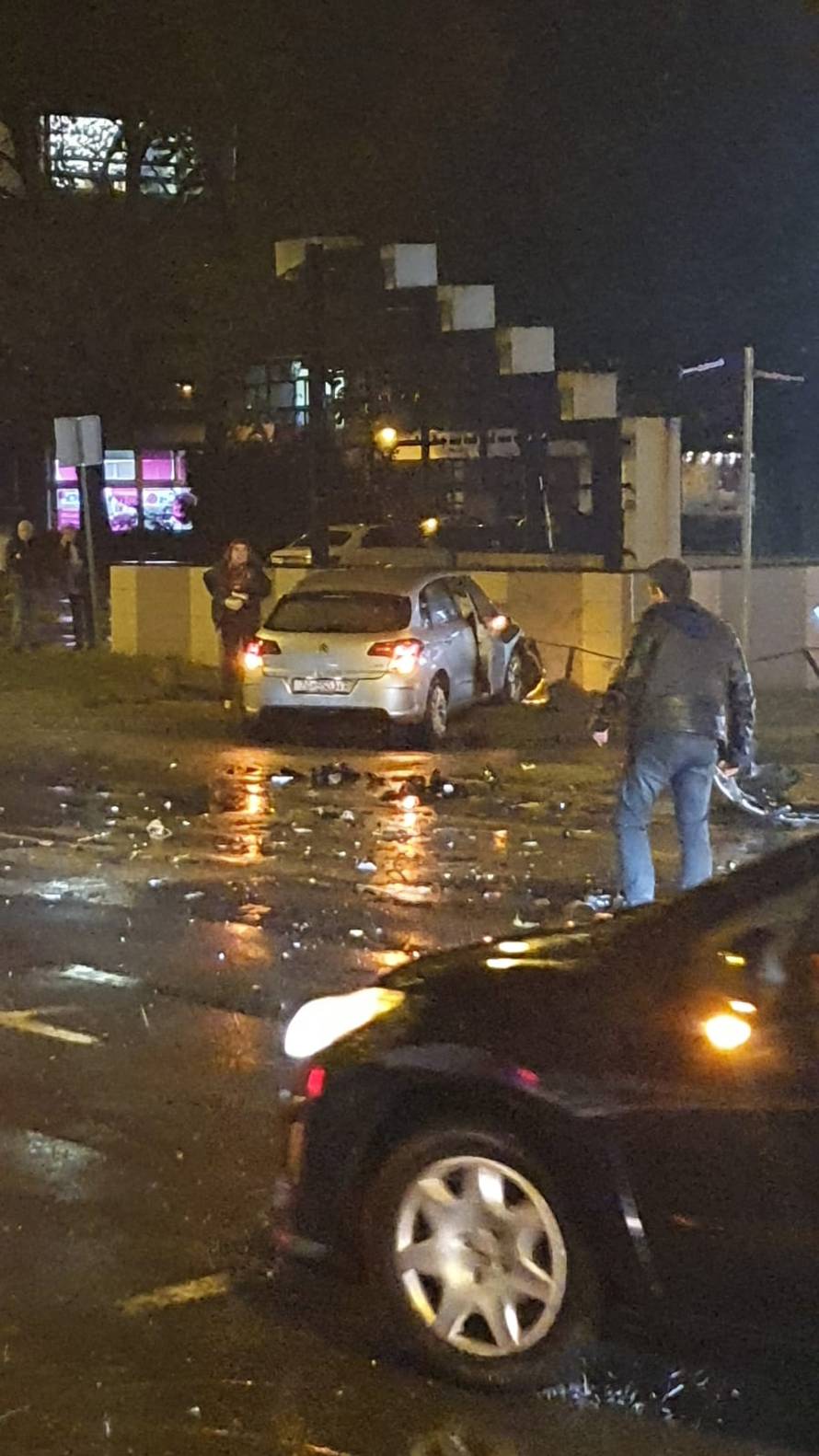 Dvoje ozlijeđenih u sudaru kraj Velesajma, jedan automobil zabio se u zid pothodnika...