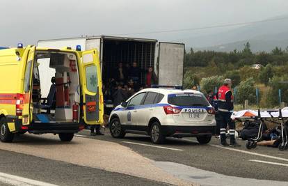Uhitili vozača: Pronašli su 41 migranta u hladnjači u Grčkoj