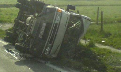 Pokušao parkirati auto pa se sudario s kombijem