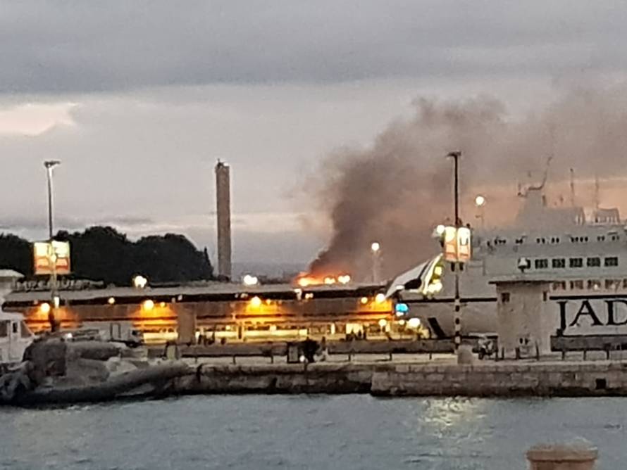 Nitko nije ozlijeđen: Planuo je požar u zgradi Dalmacijavina