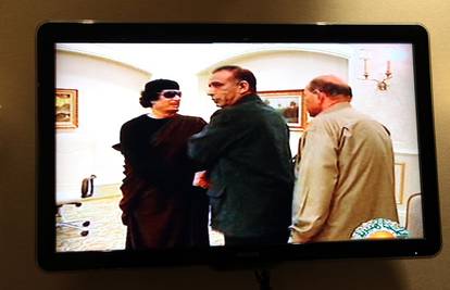 Gadafi pokazao na nacionalnoj televiziji da je živ i jako zdrav