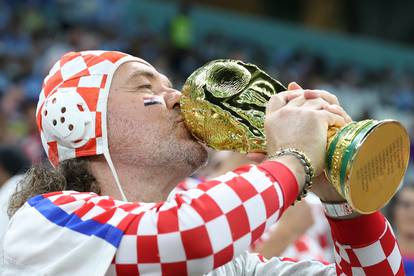 KATAR 2022 - Hrvatski navijači uoči utakmice Hrvatske i Argentine u polufinalu Svjetskog prvenstva