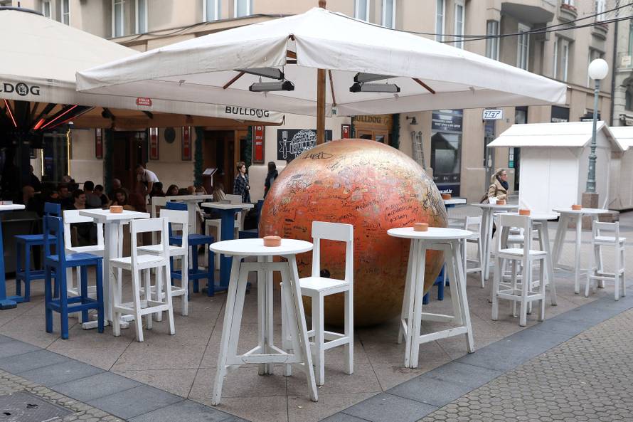 Kožarićevo Prizemljeno sunce se izgubilo u 'galaksiji' stolova