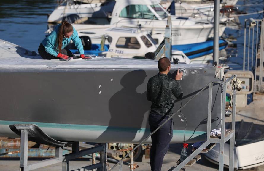 Split: Sunčan dan u marini