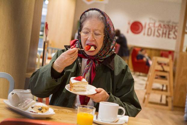 Regal-looking customer stuns shoppers at supermarket