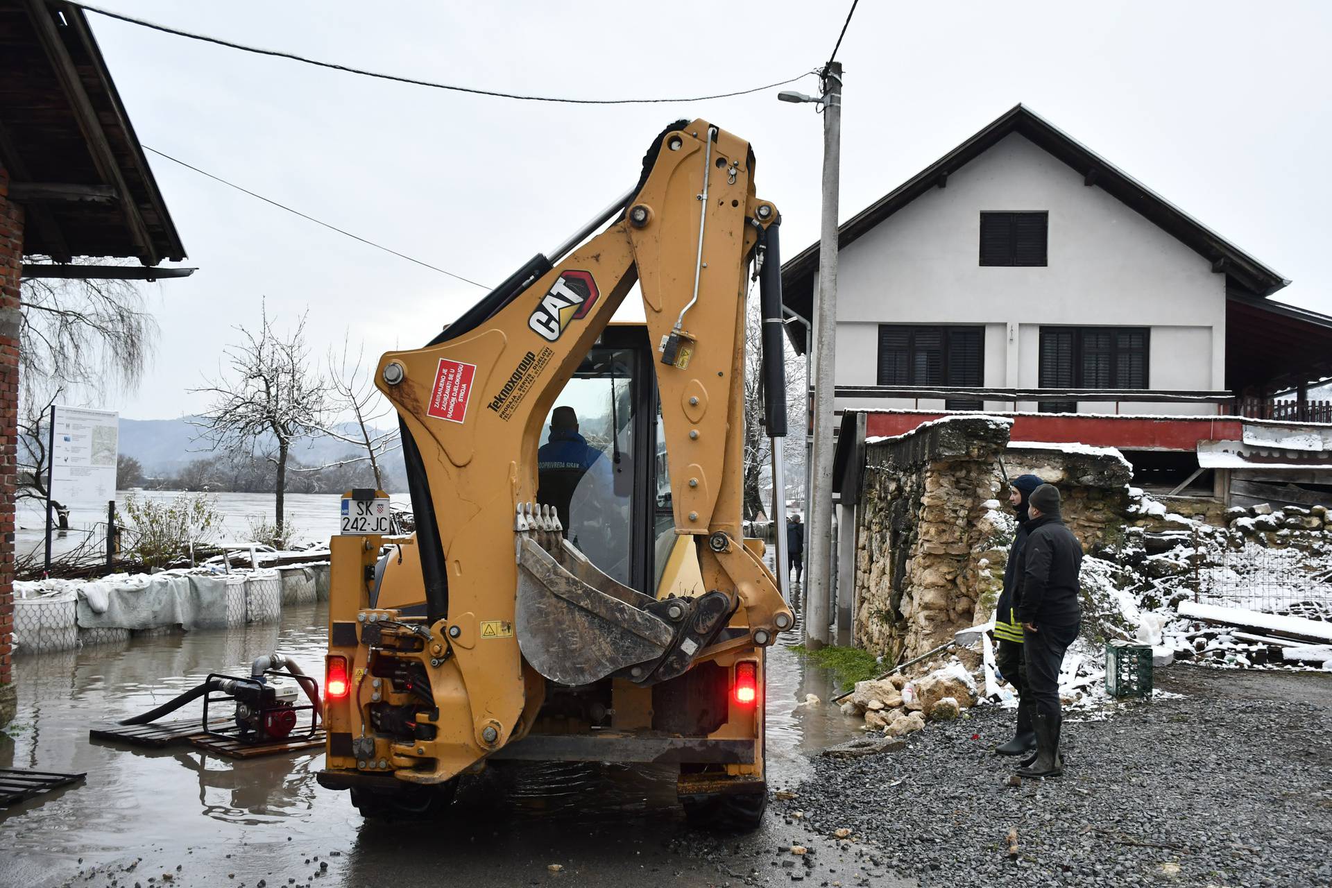 Hrvatska Kostajnica: Visok vodostaj rijeke Une povećava rizik od poplava