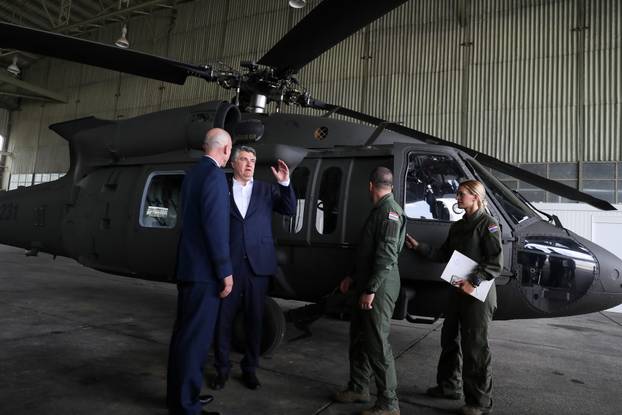 Zagreb: Preuzimanje helikoptera Black Hawk kojem su nazočili Milanović i Banožić