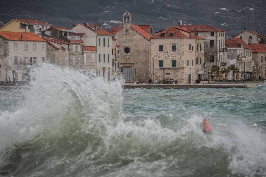 Kaštela: Olujno jugo podiglo valove