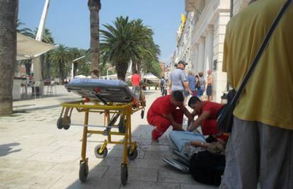 Žena pala preko turista koji je ležao na rivi, slomila je nogu