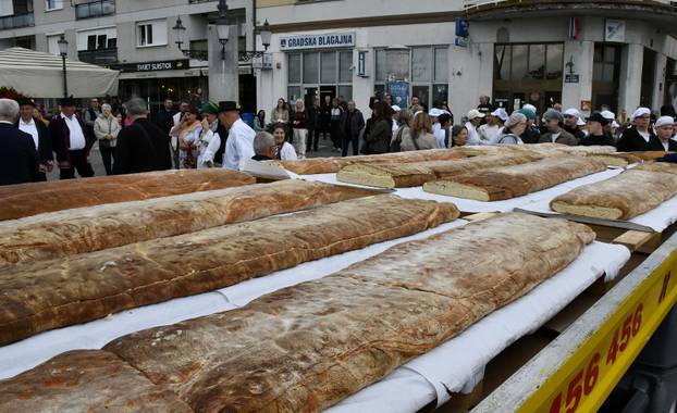 FOTO Slavonski Brod oborio rekord: Na Pogačafestu ispekli pogaču dugačku 20 metara!