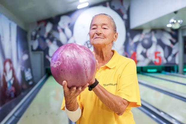 Zagreb: Druženje umirovljenika u Bowlingu Clubu 