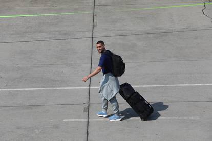 FOTO Vatreni izazvali euforiju na aerodromu: Djeca pohrlila do Modrića i Gvardiola...