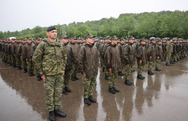 FOTO Suze i zagrljaji u Požegi: 900 novih ročnika položilo prisegu, među njima i 53 žene