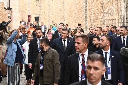 FOTO Zelenski s Plenkovićem u šetnji po Stradunu. Gužva kao usred ljeta i jako osiguranje