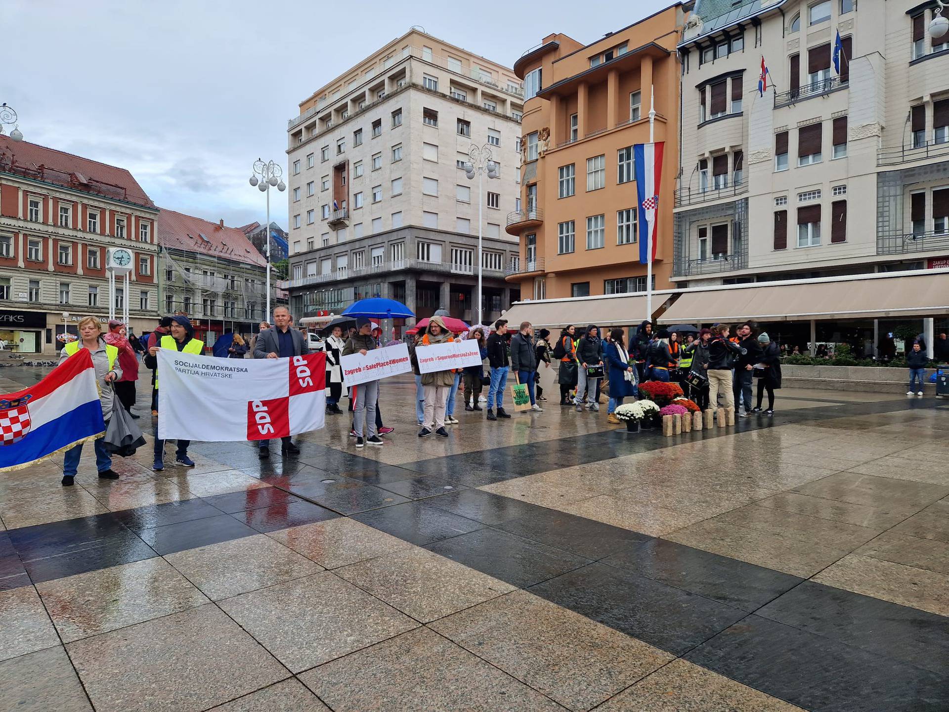 FOTO Molitelji za 'duhovni autoritet' okupili se na kišnom Trgu, bili su i kontraprosvjednici