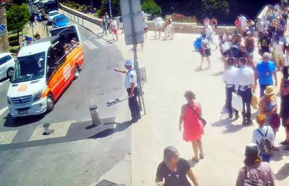 VIDEO Kabriolet autobusom nasadio se na stupić na Pilama: 'Nekima je najbitnija zarada!'