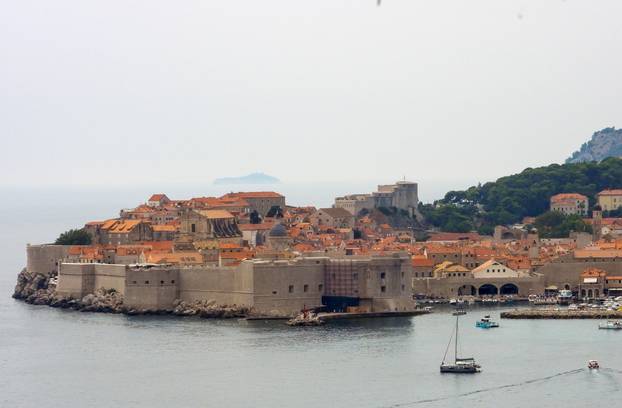 Dubrovnik ljeti, tisuće posjetitelja, ali i bogata ponuda za svakoga